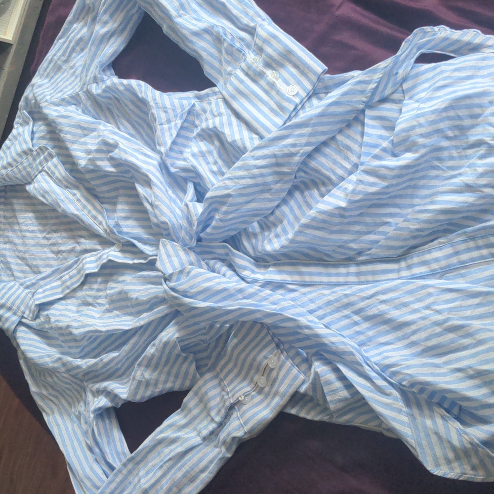 Esther & Co Blue Pinstripe Thanne Button Down Blouse. Size 8. NWT